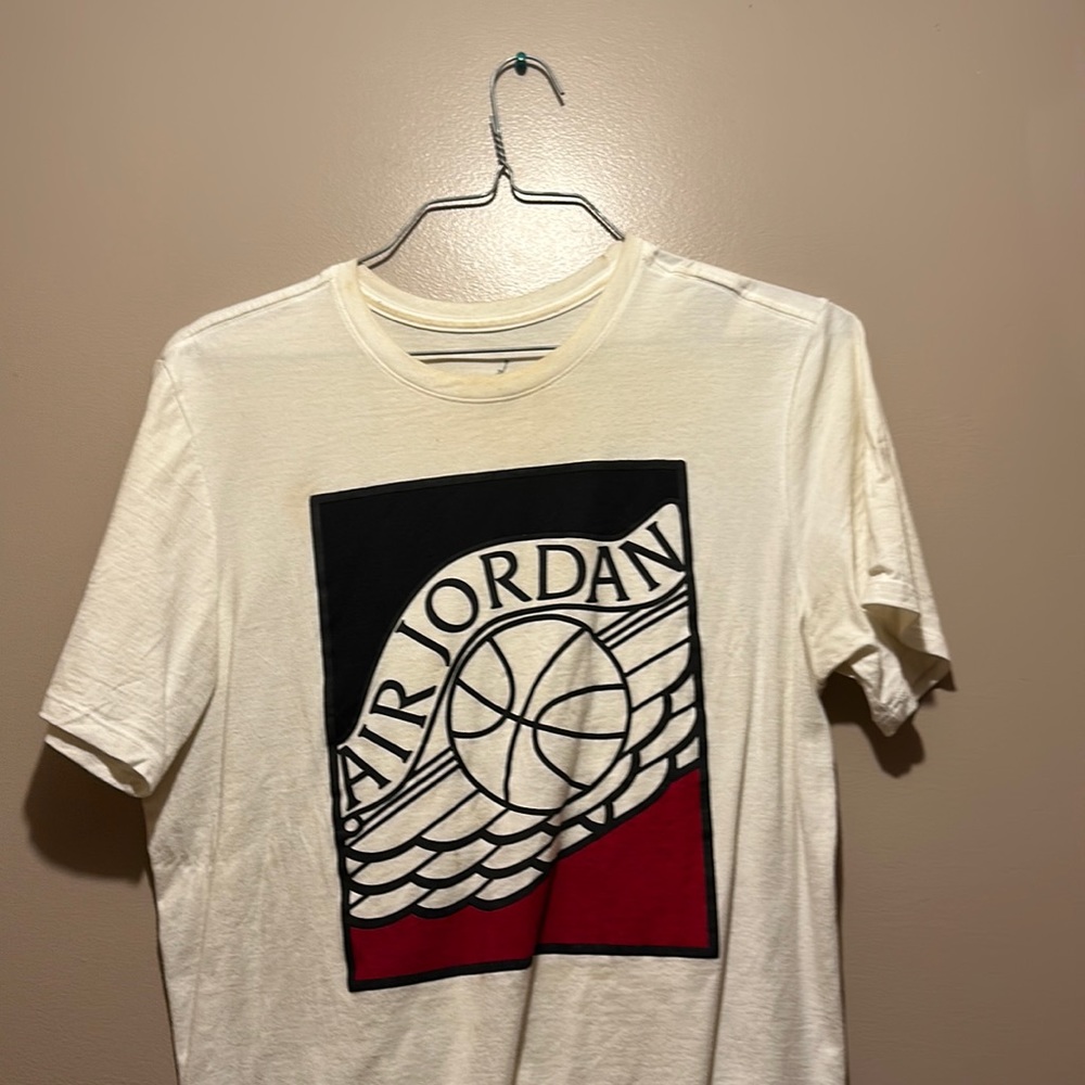Air jordan men white t shirt size medium